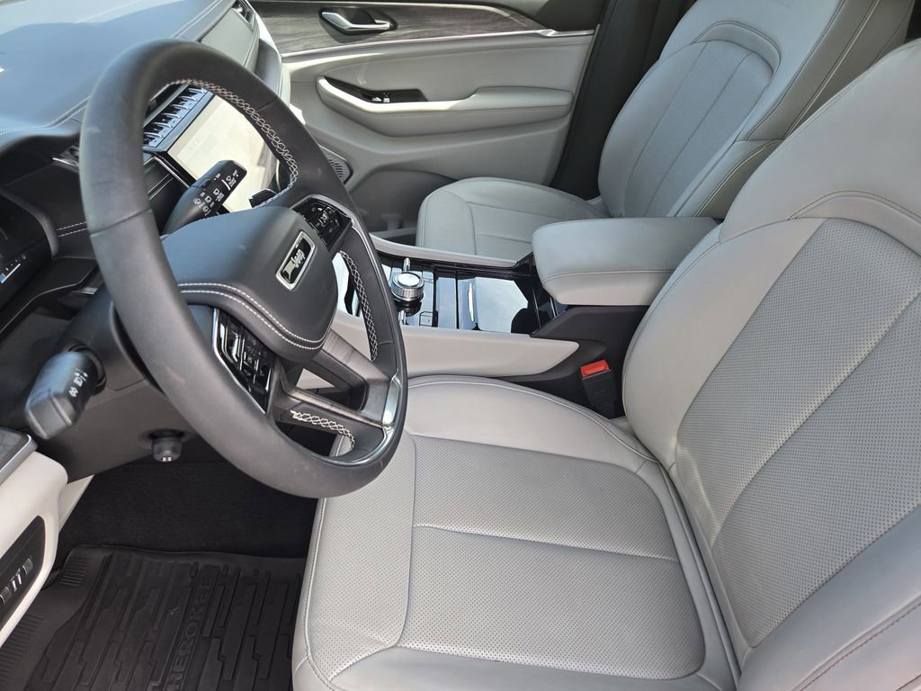 Used 2023 Jeep Grand Cherokee L Overland AWD/4WD image 7
