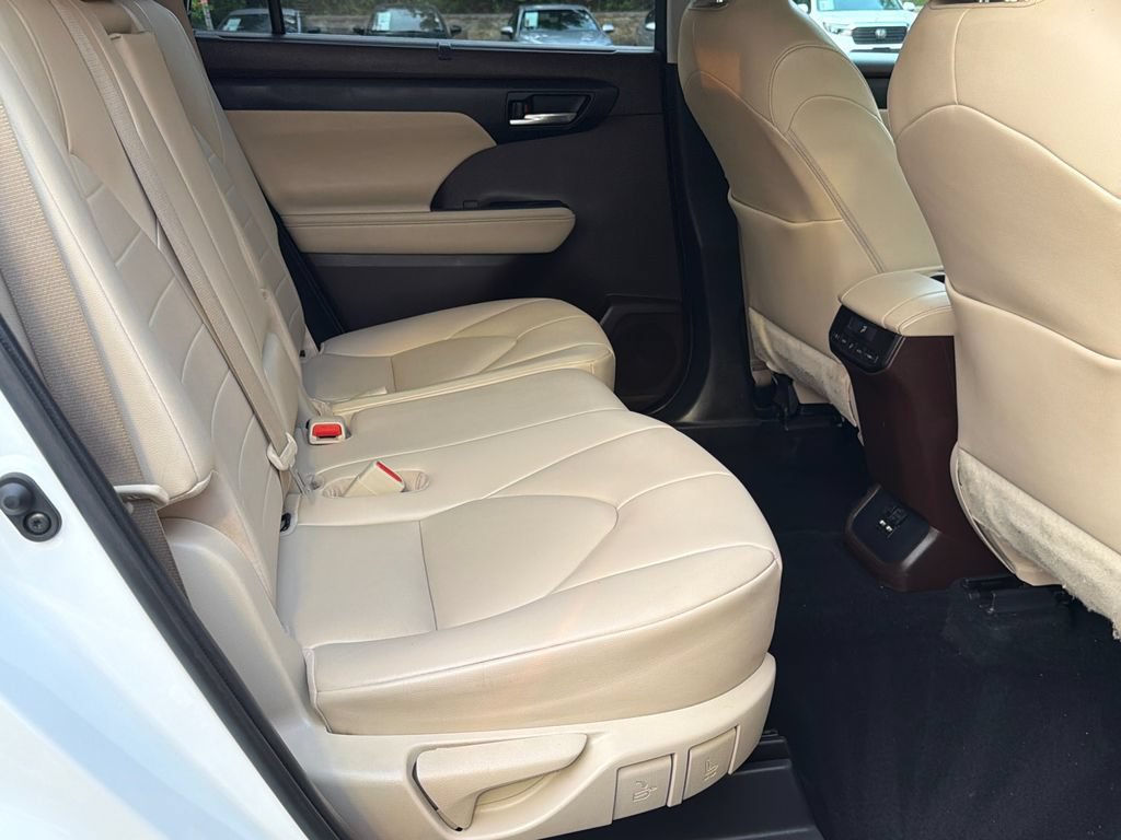 Used 2021 Toyota Highlander XLE AWD/4WD image 14