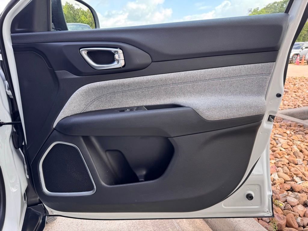 Used 2024 Jeep Compass Latitude image 18