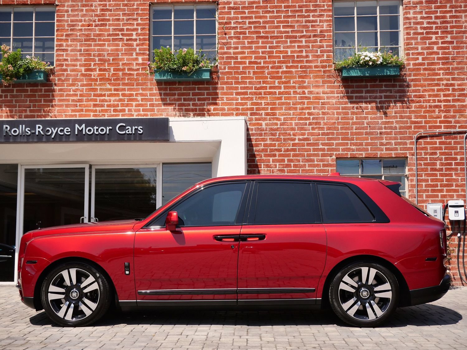 Used 2023 Rolls-Royce Cullinan AWD/4WD image 3
