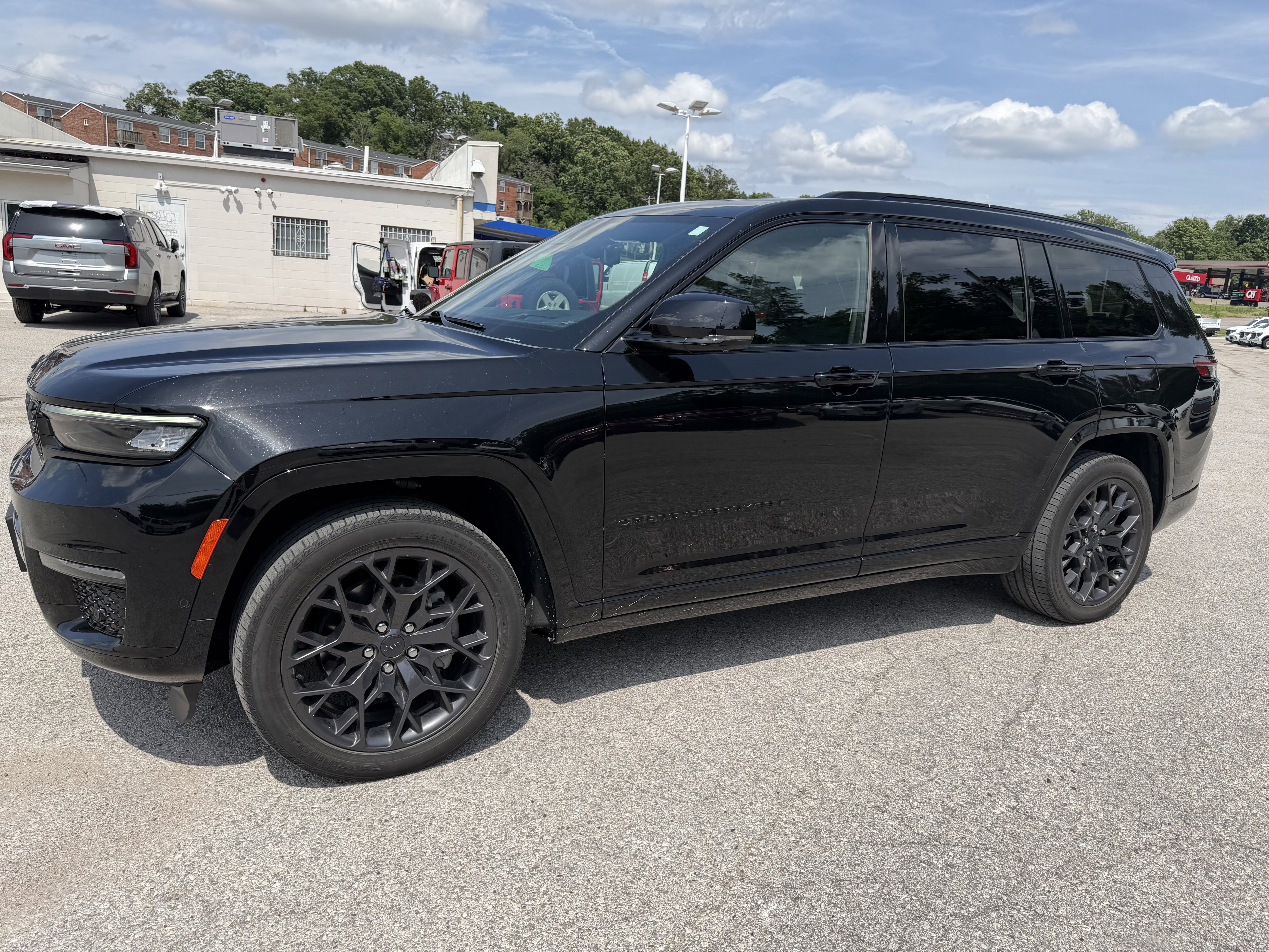 Used 2023 Jeep Grand Cherokee L Summit AWD/4WD image 3