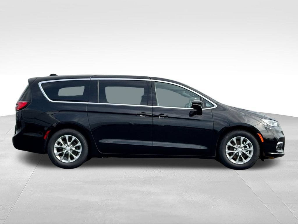 New 2026 Chrysler Pacifica Limited FWD image 8