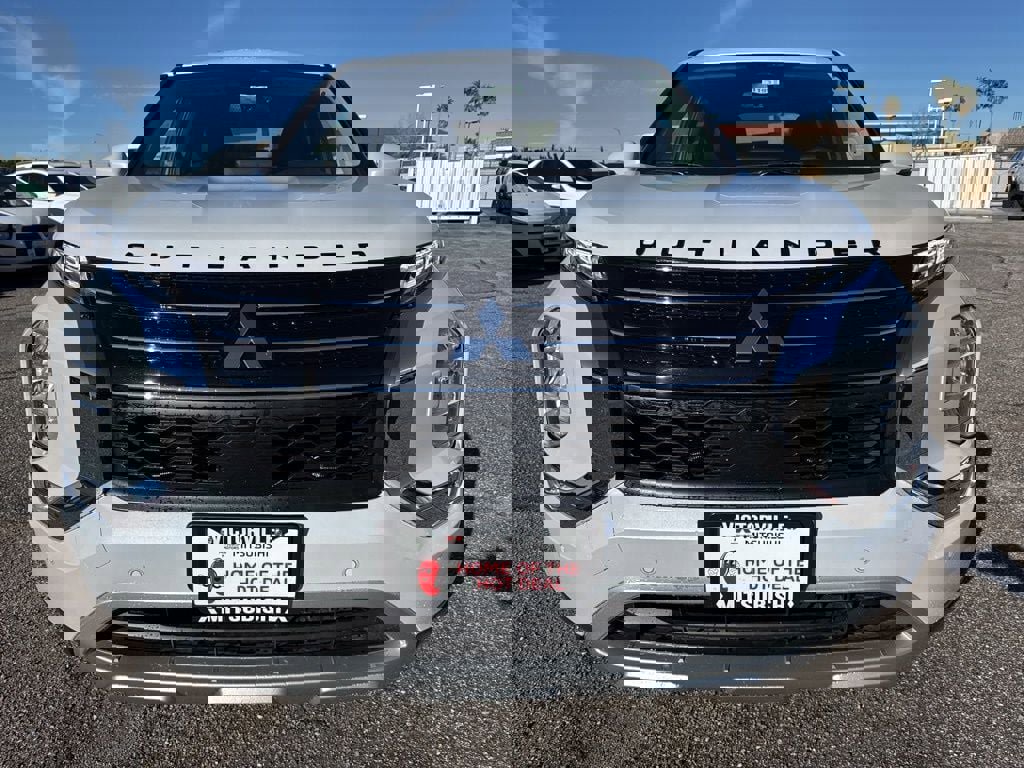 New 2025 Mitsubishi Outlander SE image 2