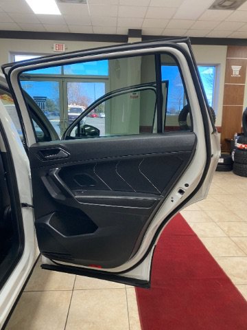 Used 2023 Volkswagen Tiguan SE w/ Panoramic Sunroof Package FWD image 18