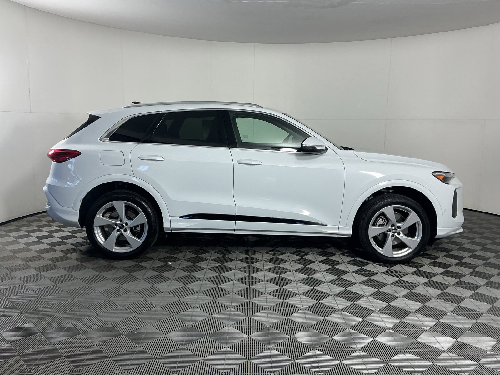 Used 2025 Audi Q5 Premium Plus w/ Premium Plus AWD/4WD image 9