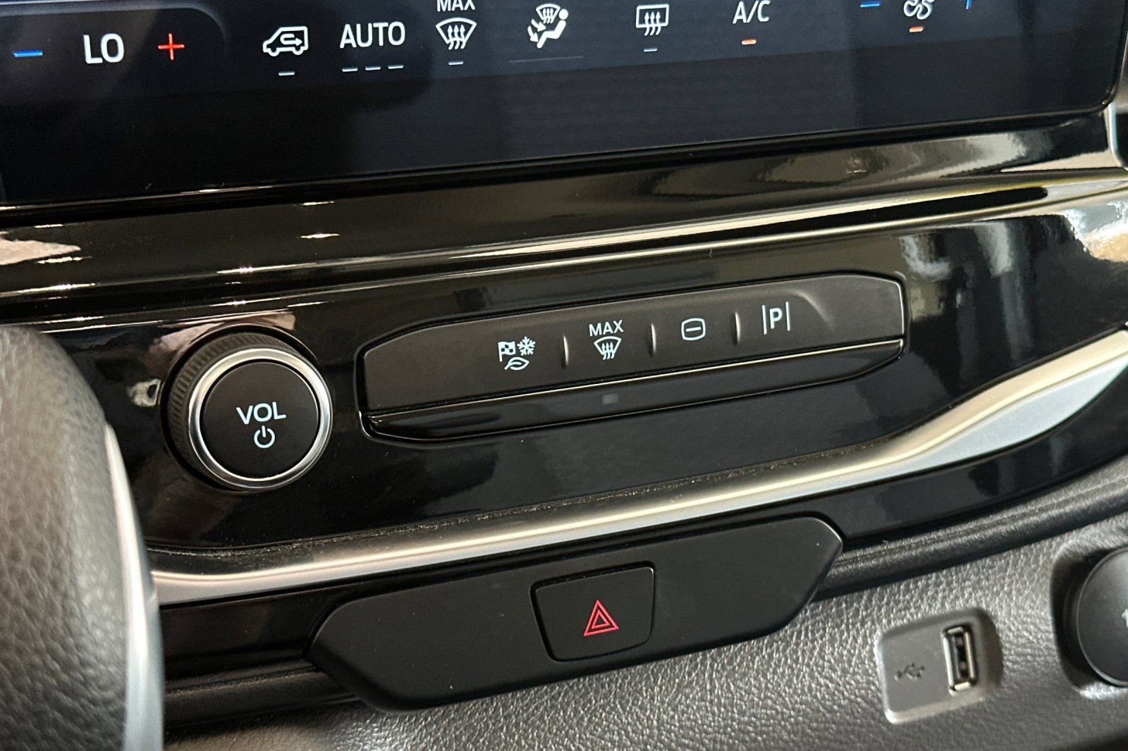 Certified 2025 Ford Transit 350 XLT RWD image 21