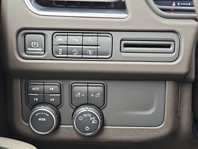 Used 2023 Chevrolet Tahoe Z71 w/ Luxury Package AWD/4WD image 27