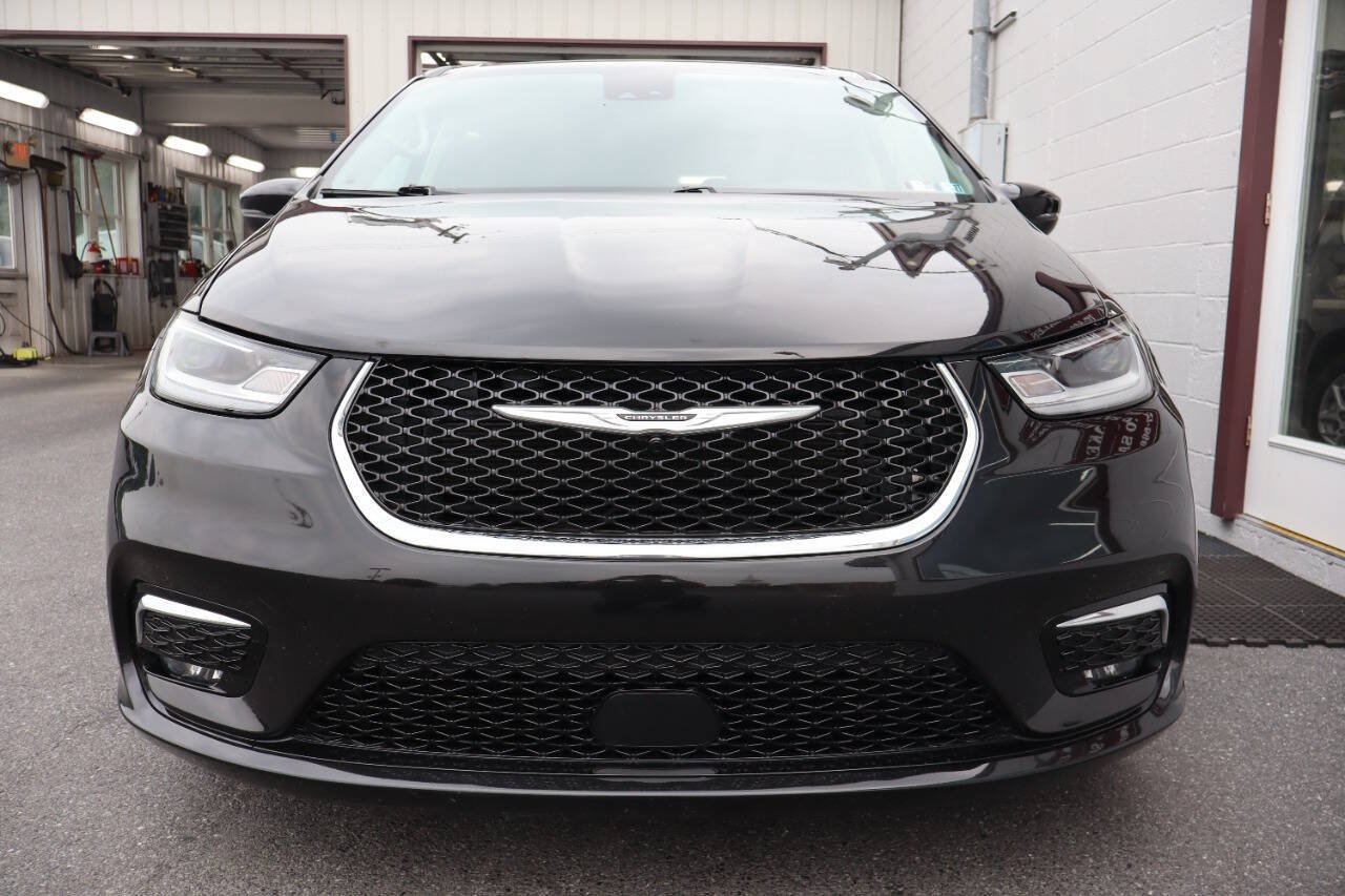 Used 2023 Chrysler Pacifica Touring-L FWD image 2