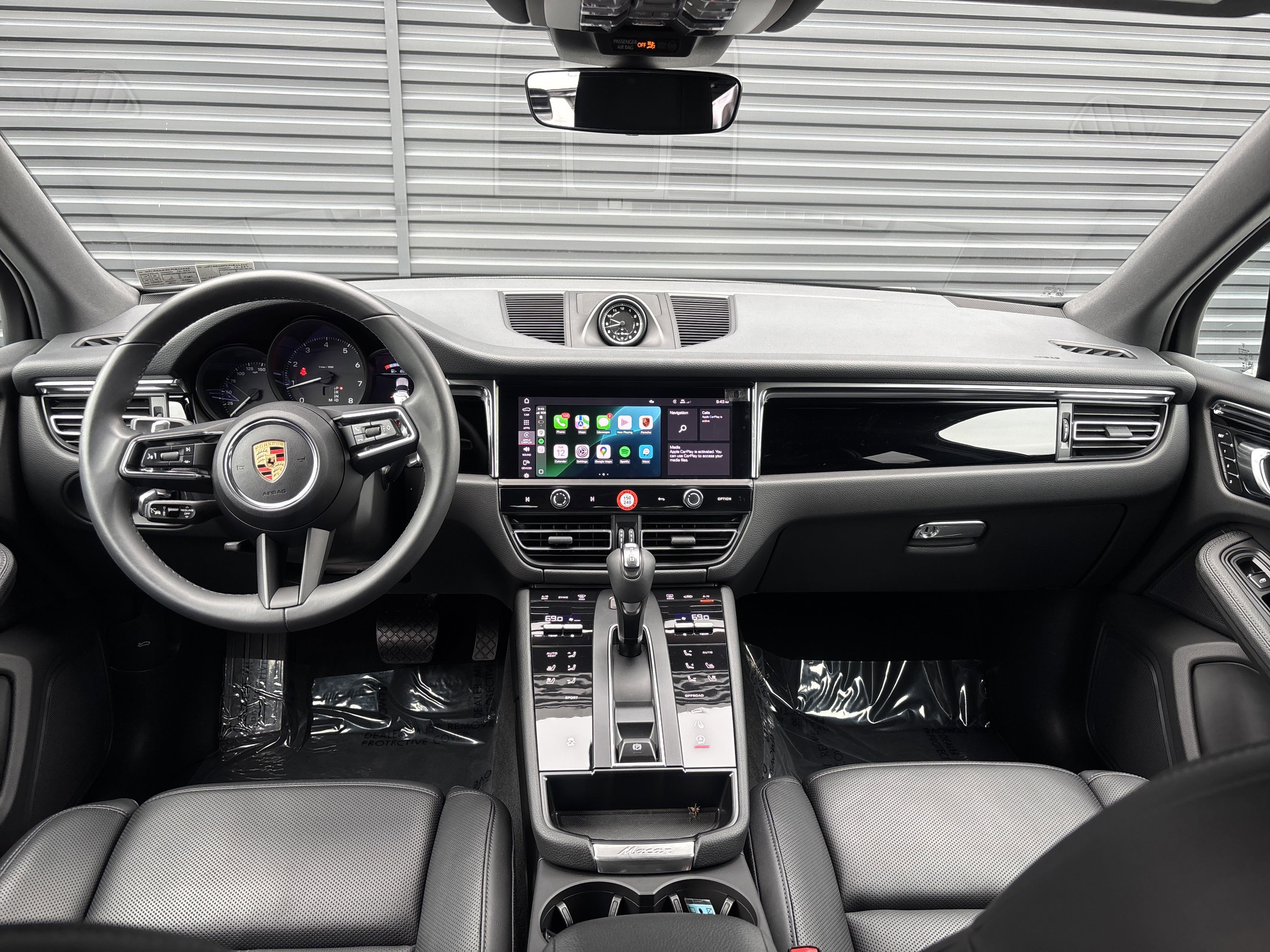 Certified 2025 Porsche Macan image 12