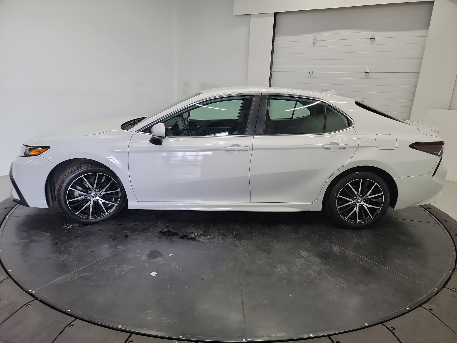 Used 2023 Toyota Camry SE FWD image 4