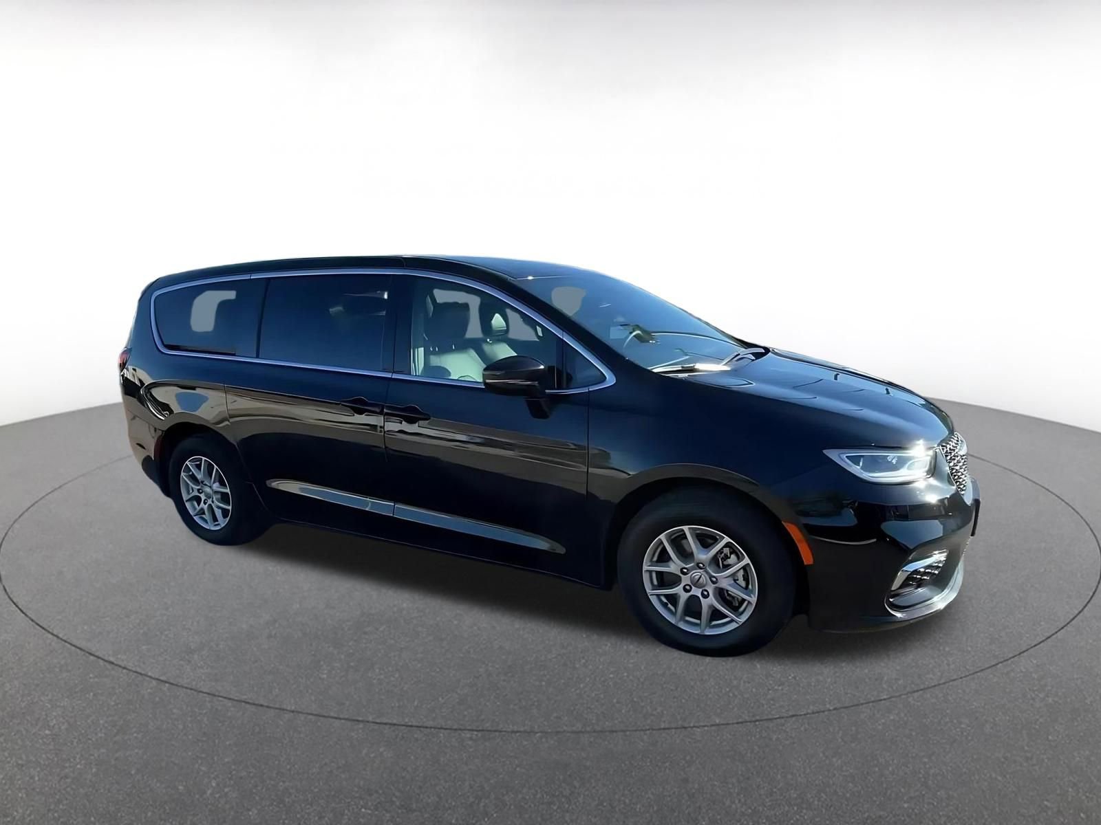 Used 2025 Chrysler Pacifica Select image 2