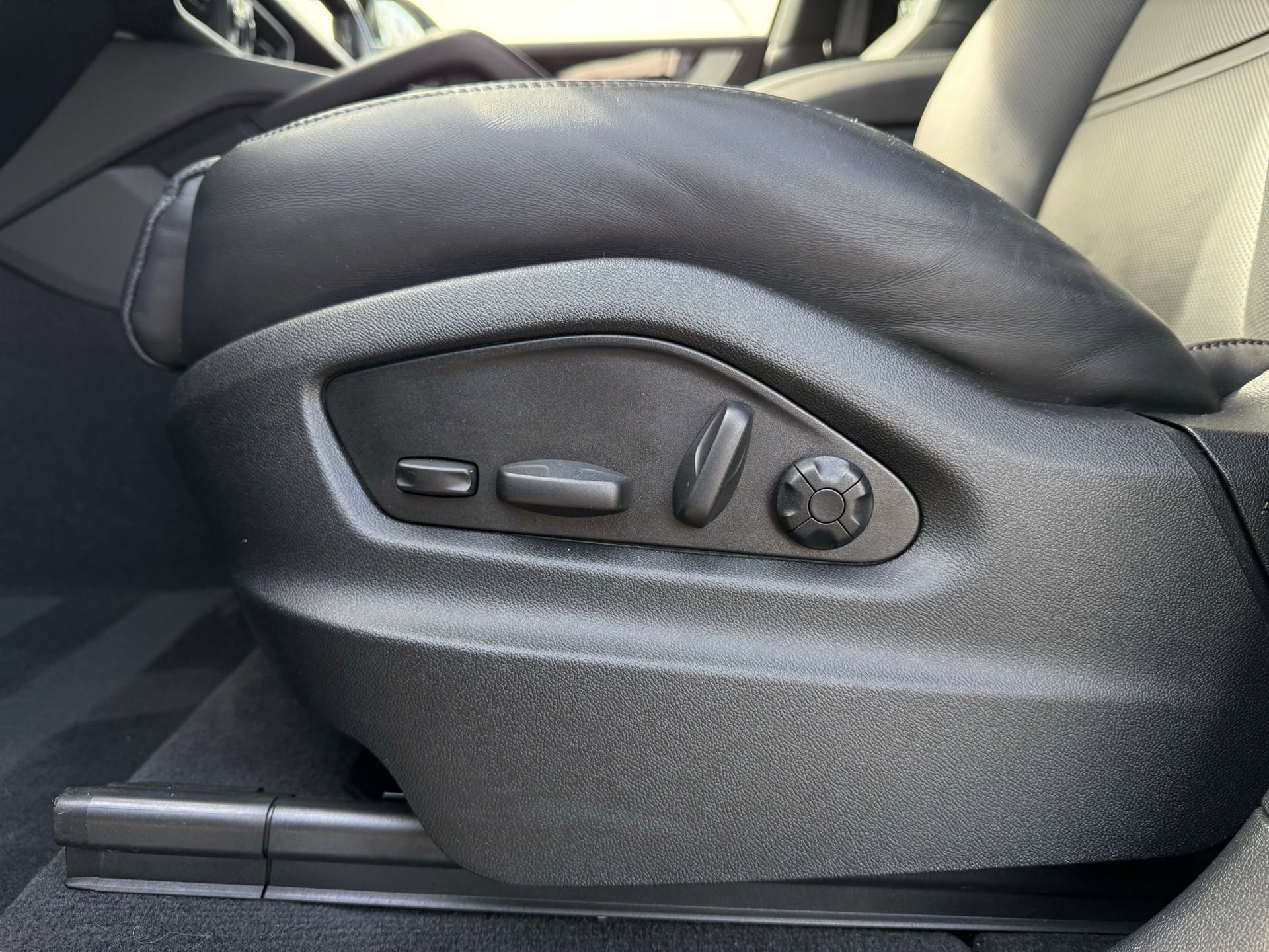 Used 2025 Porsche Cayenne Coupe image 28