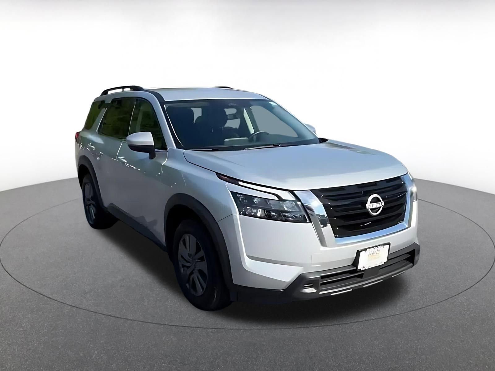 Used 2025 Nissan Pathfinder SV FWD image 3