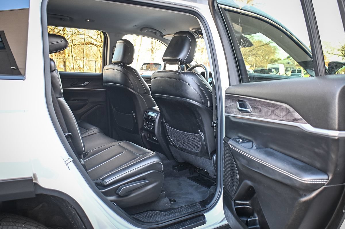 Used 2023 Jeep Grand Cherokee L Limited AWD/4WD image 16