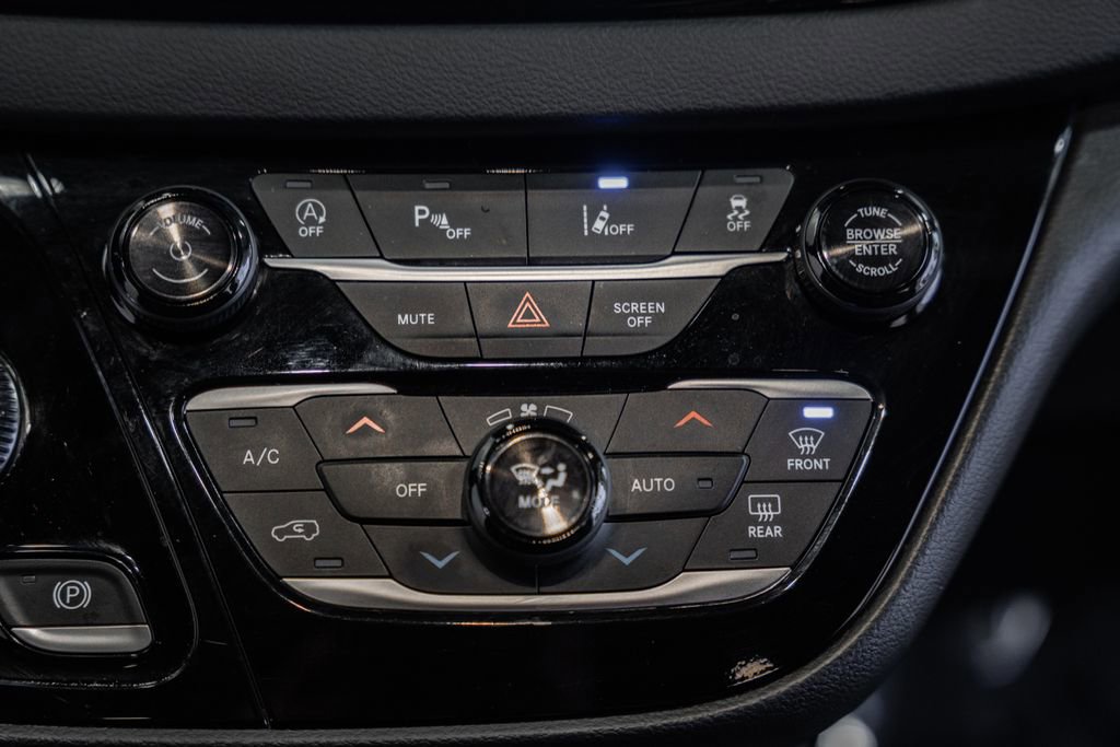 Used 2025 Chrysler Pacifica Select image 27