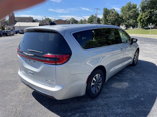 Used 2024 Chrysler Pacifica Select image 5