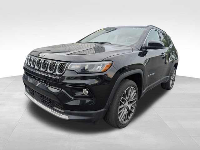 Used 2023 Jeep Compass Limited w/ Elite Group AWD/4WD image 3