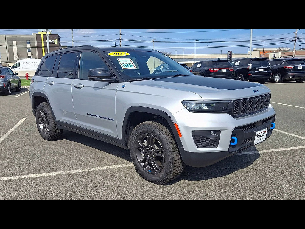 Used 2024 Jeep Grand Cherokee Trailhawk image 2