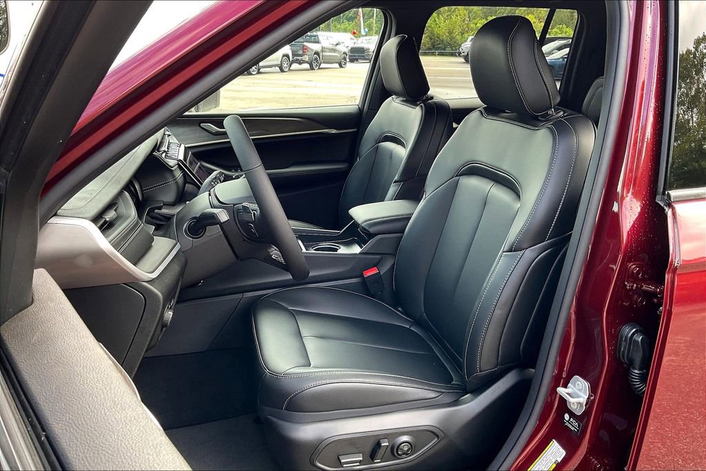 New 2025 Jeep Grand Cherokee Limited w/ Black Appearance Package image 9