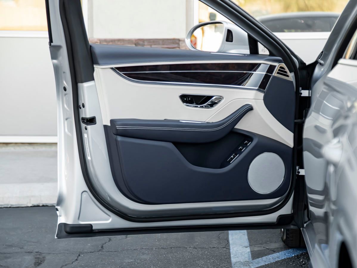 Used 2026 Bentley Flying Spur Plug-In Hybrid AWD/4WD image 16
