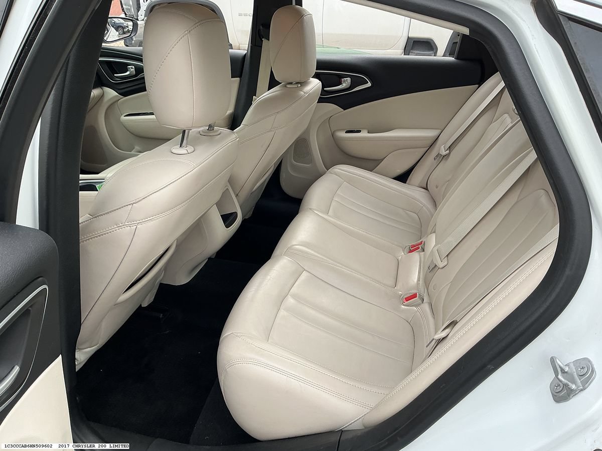 Used 2017 Chrysler 200 Limited Platinum FWD image 9