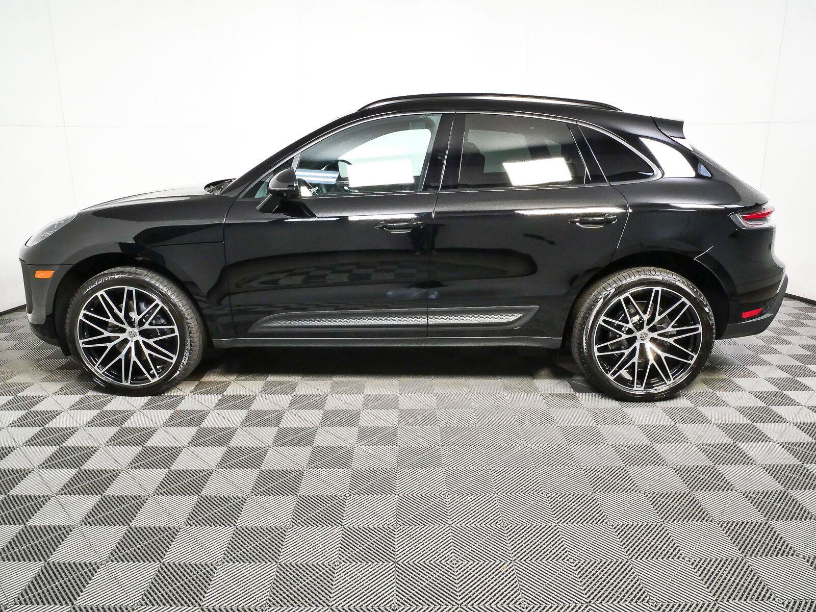 New 2026 Porsche Macan Turbo AWD/4WD image 2