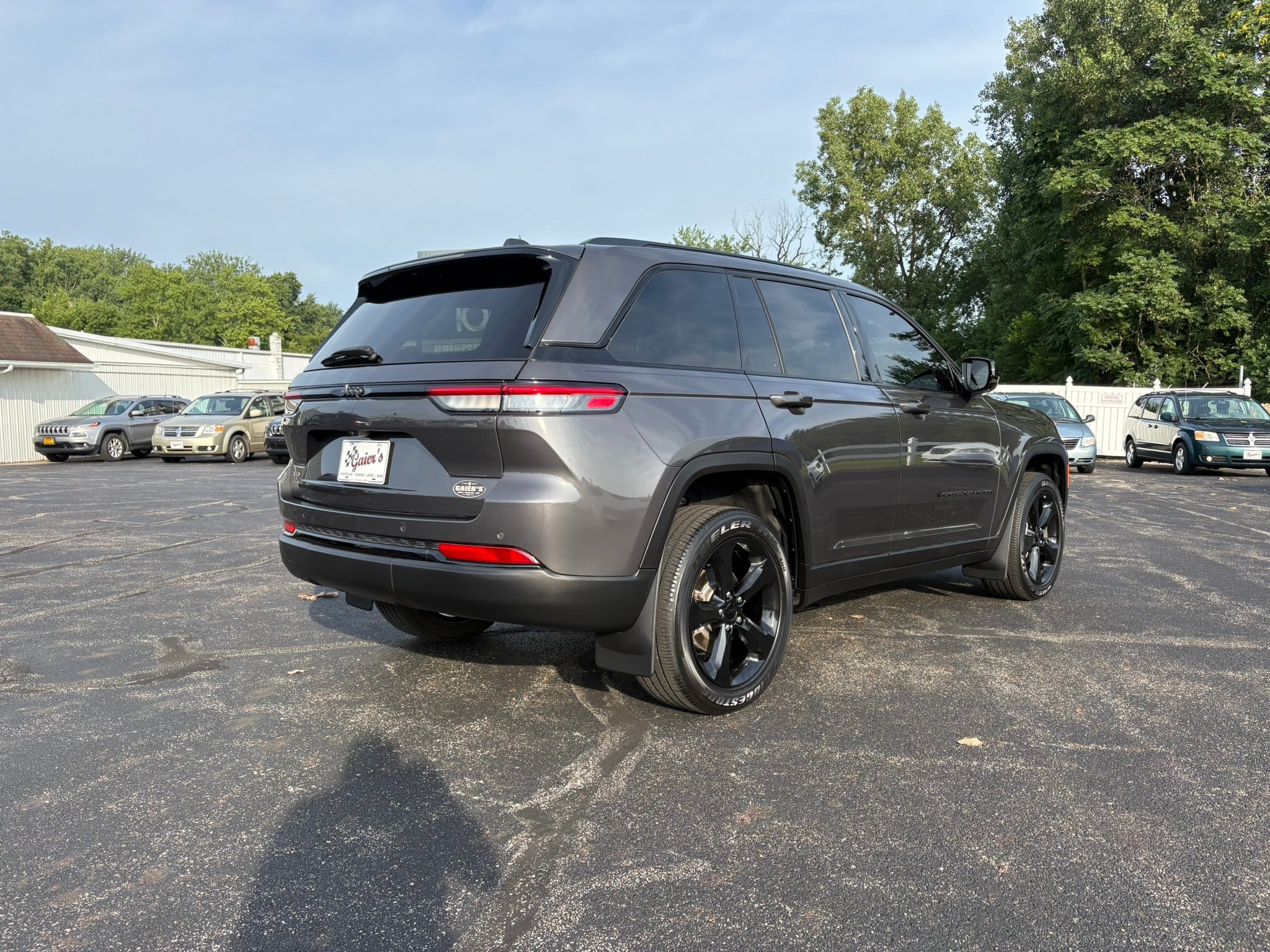 Used 2023 Jeep Grand Cherokee Altitude AWD/4WD image 3