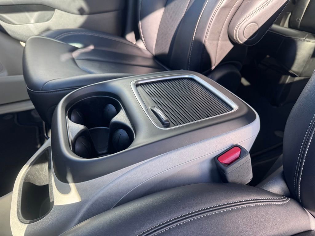 Used 2024 Chrysler Pacifica Touring-L image 18