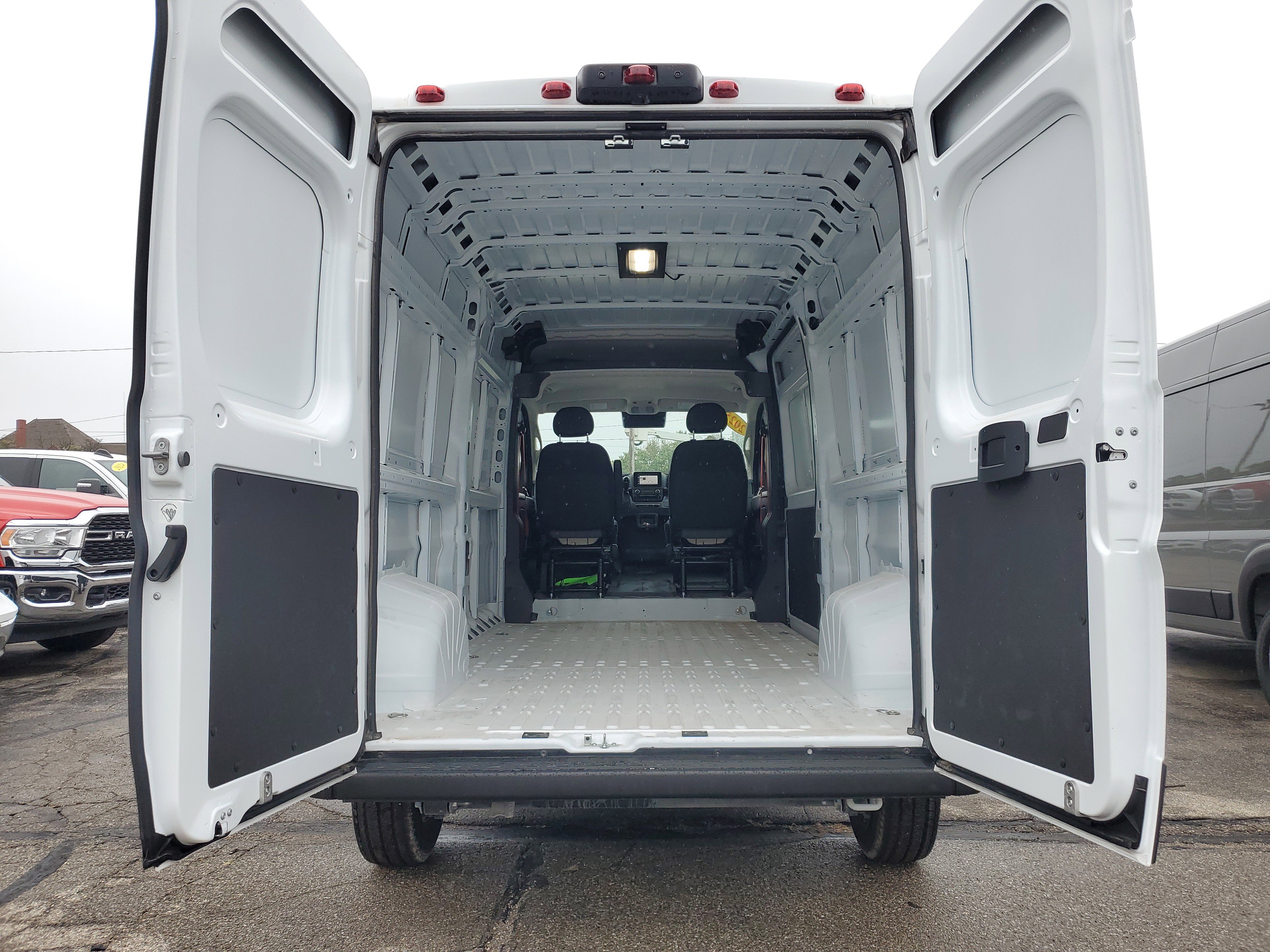 Used 2025 RAM ProMaster 2500 w/ Convenience Group image 24