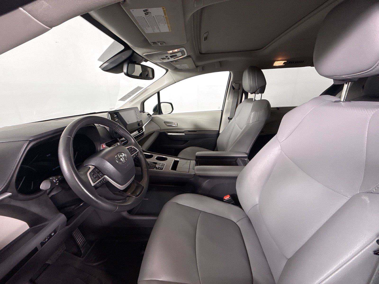 Certified 2024 Toyota Sienna XLE FWD image 3