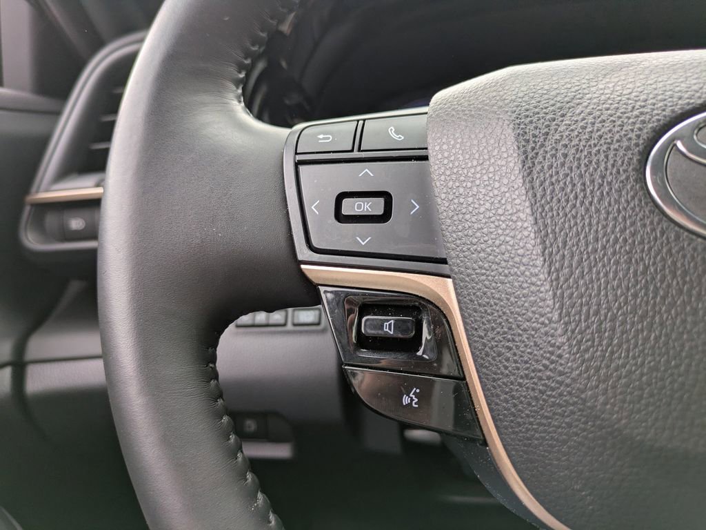 Used 2023 Toyota Crown Limited image 23
