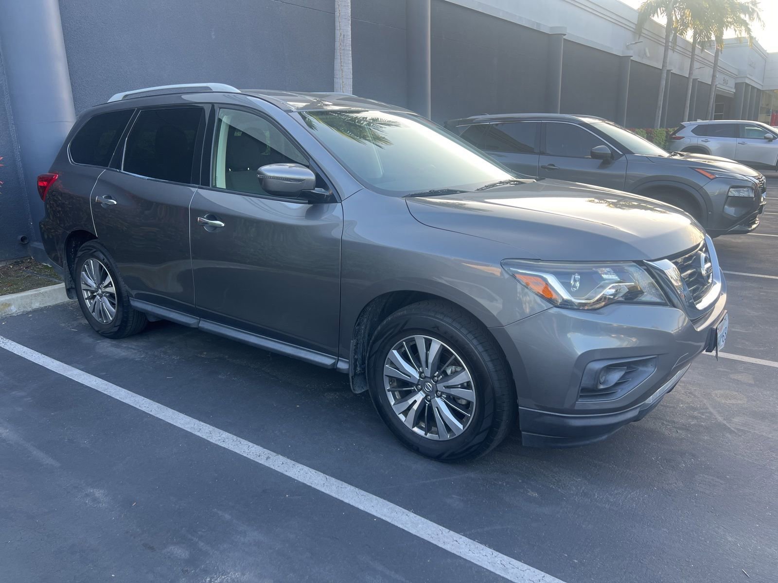 Used 2020 Nissan Pathfinder S image 1
