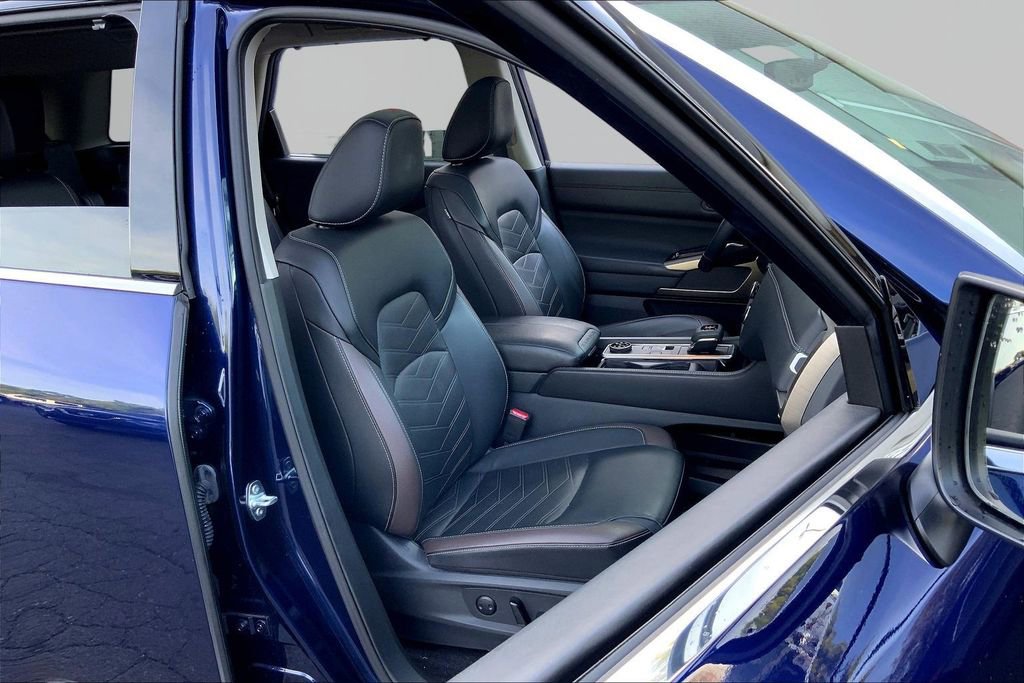 Used 2024 Nissan Pathfinder Platinum image 19