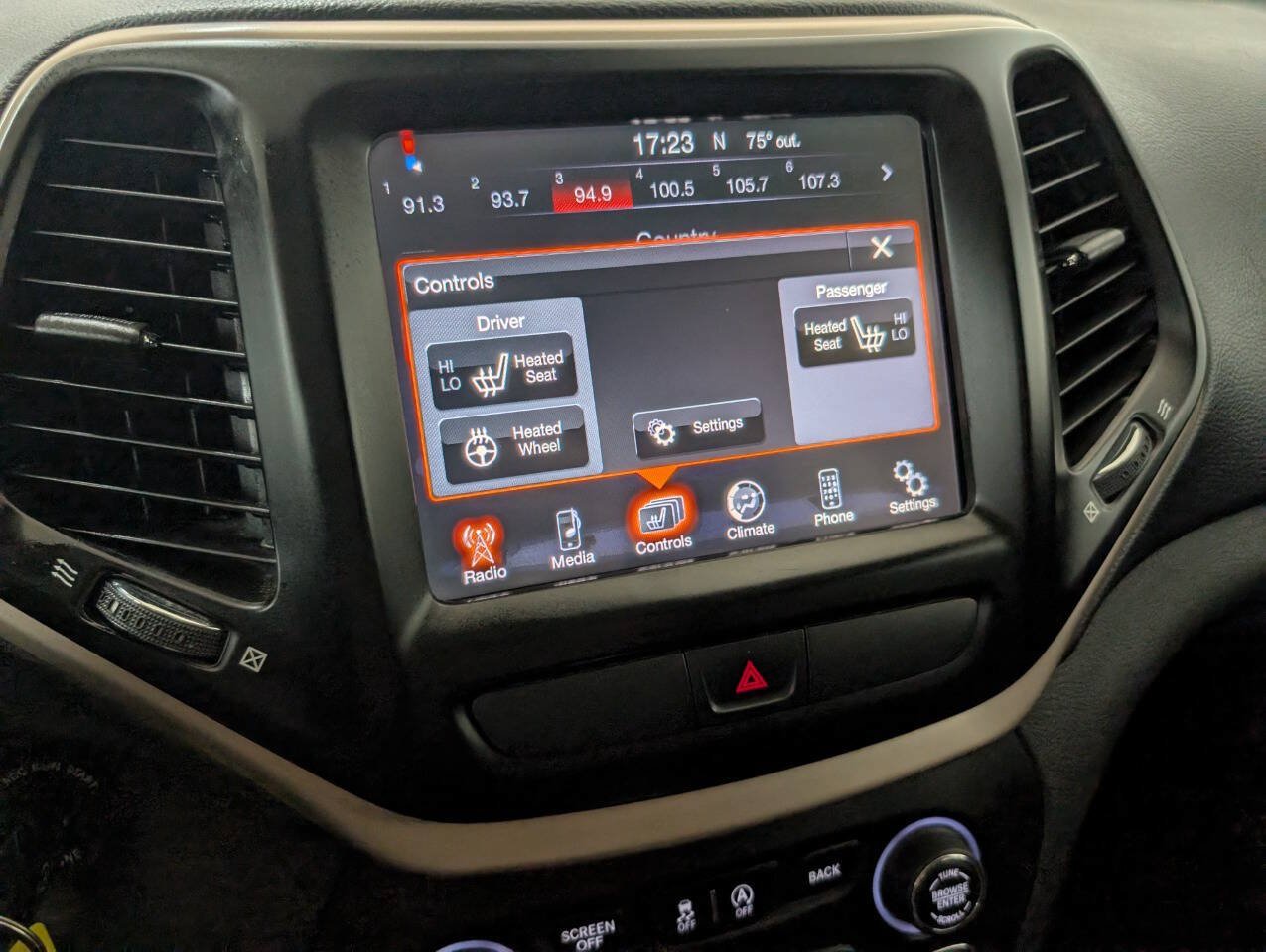 Used 2015 Jeep Cherokee Latitude w/ Cold Weather Group AWD/4WD image 11