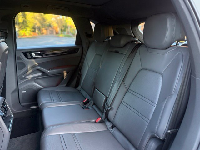 Used 2022 Porsche Cayenne AWD/4WD image 36