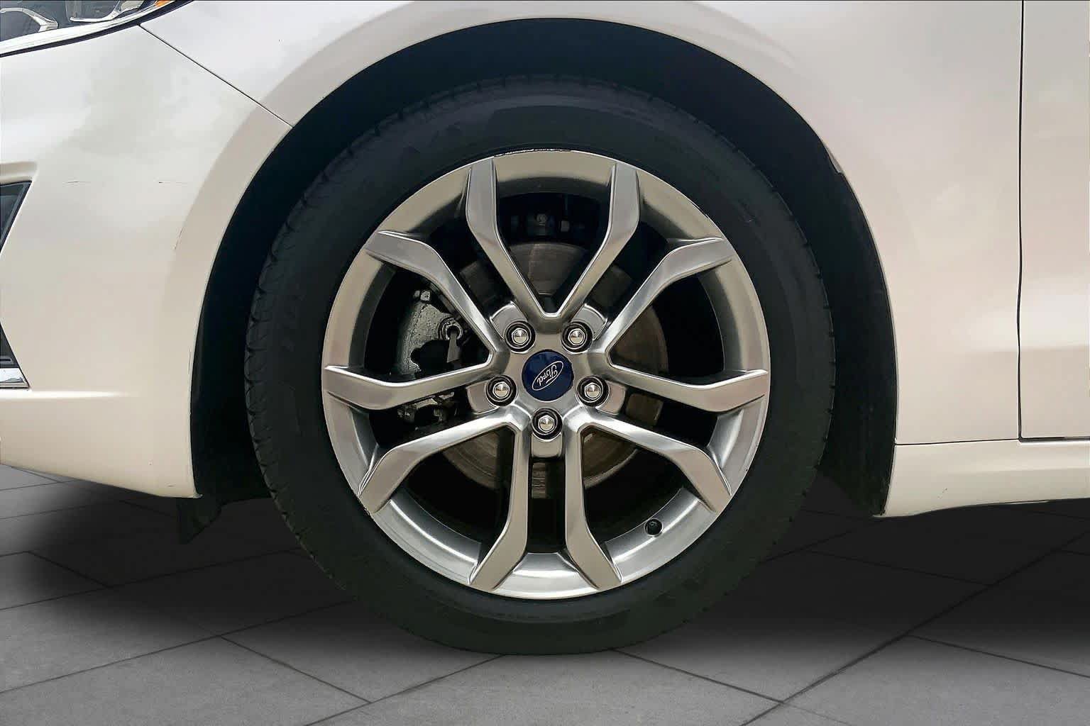 Used 2020 Ford Fusion SEL FWD image 11
