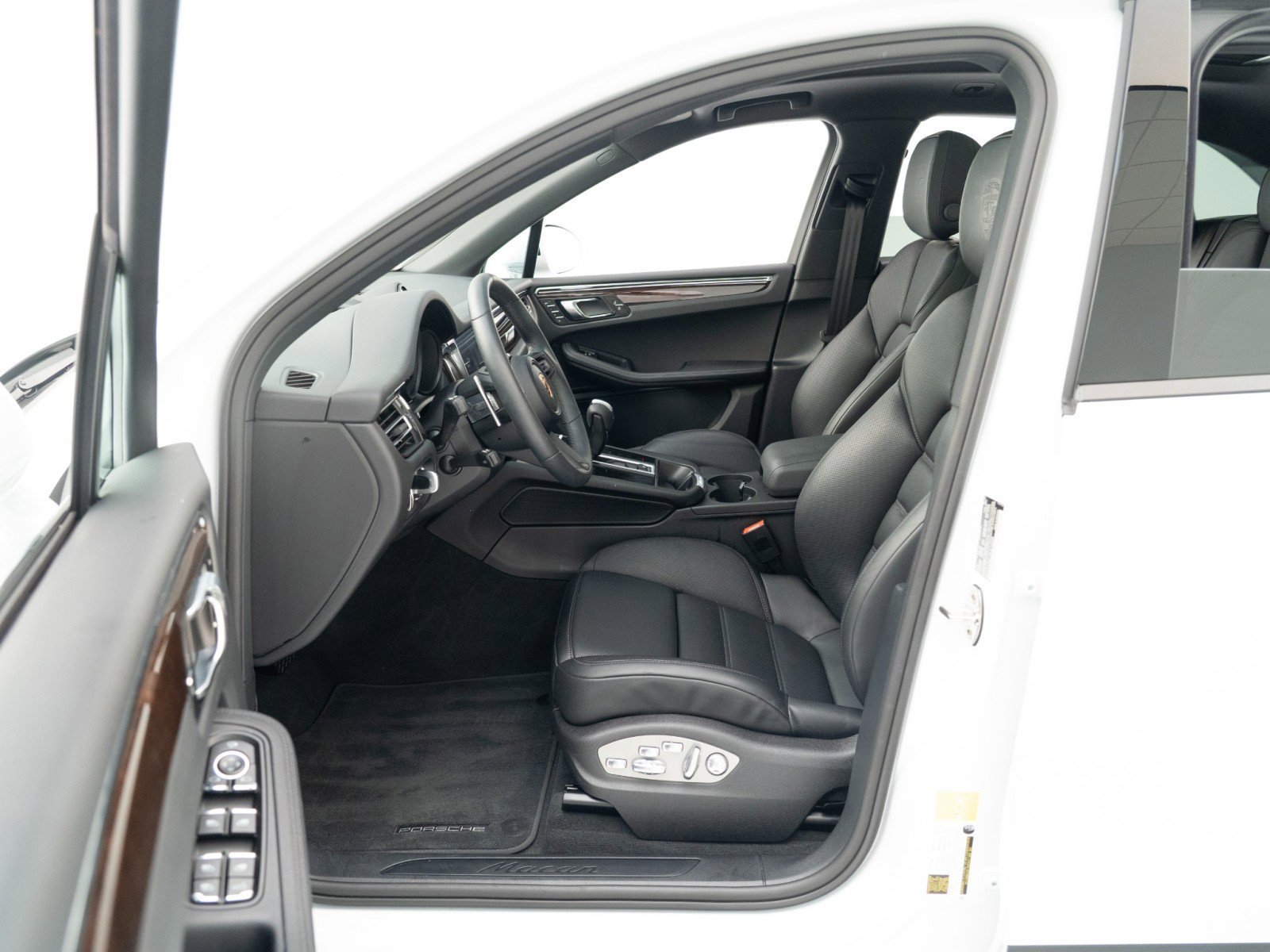 Certified 2025 Porsche Macan AWD/4WD image 17