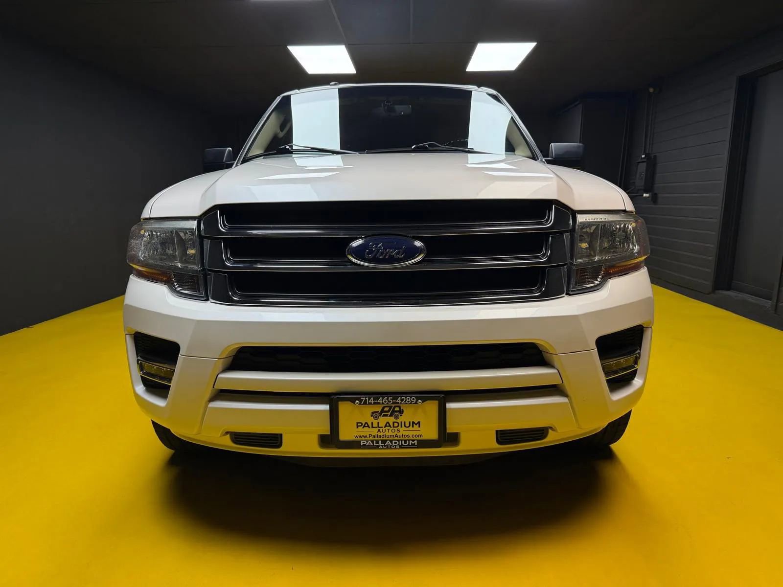 Used 2016 Ford Expedition XLT w/ Equipment Group 202A RWD image 2