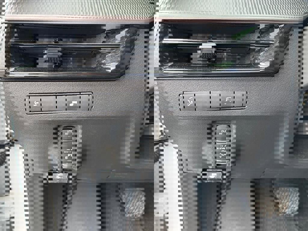 Used 2025 Nissan Murano SV image 18