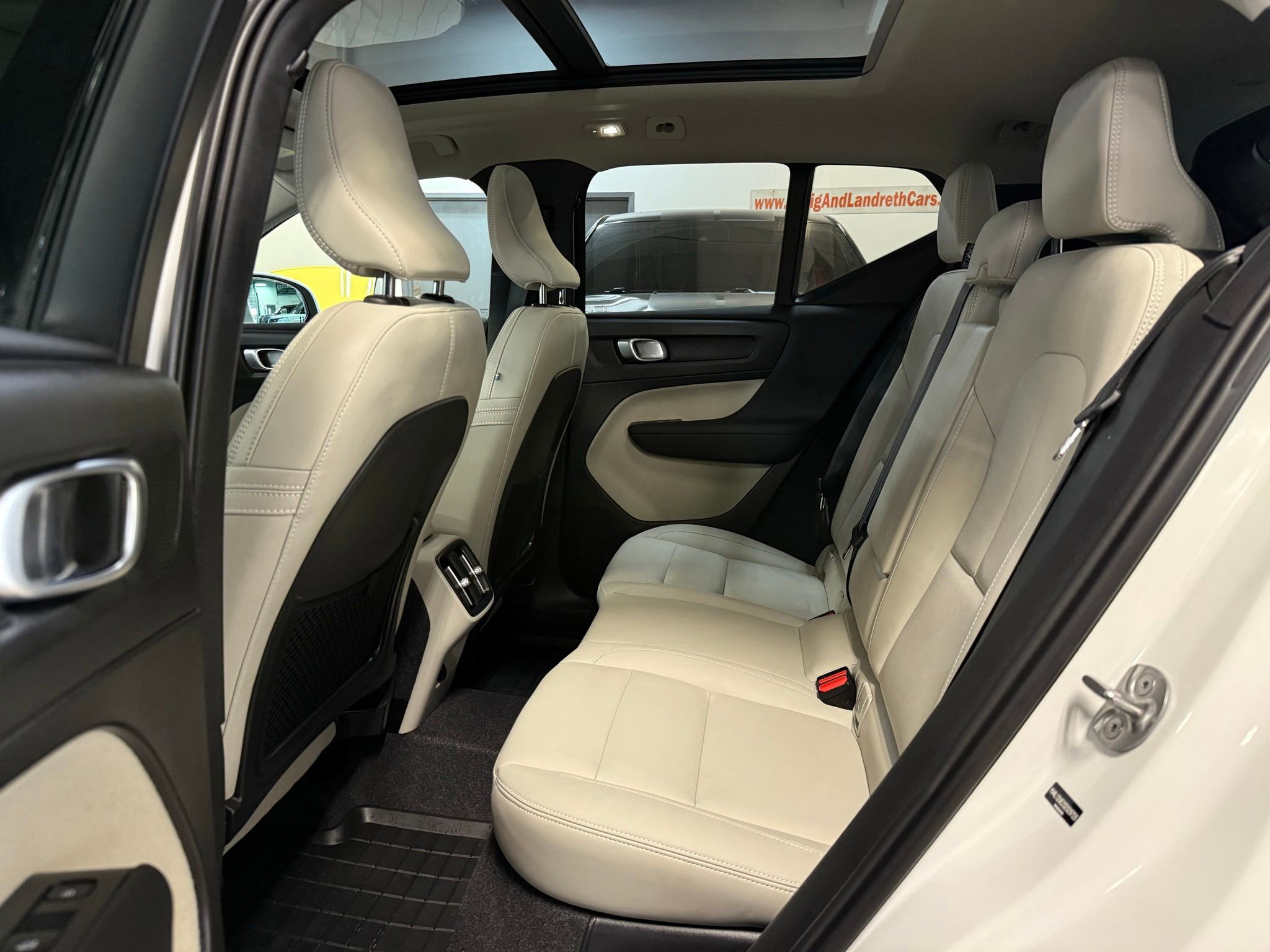 Used 2025 Volvo XC40 B5 Plus image 35