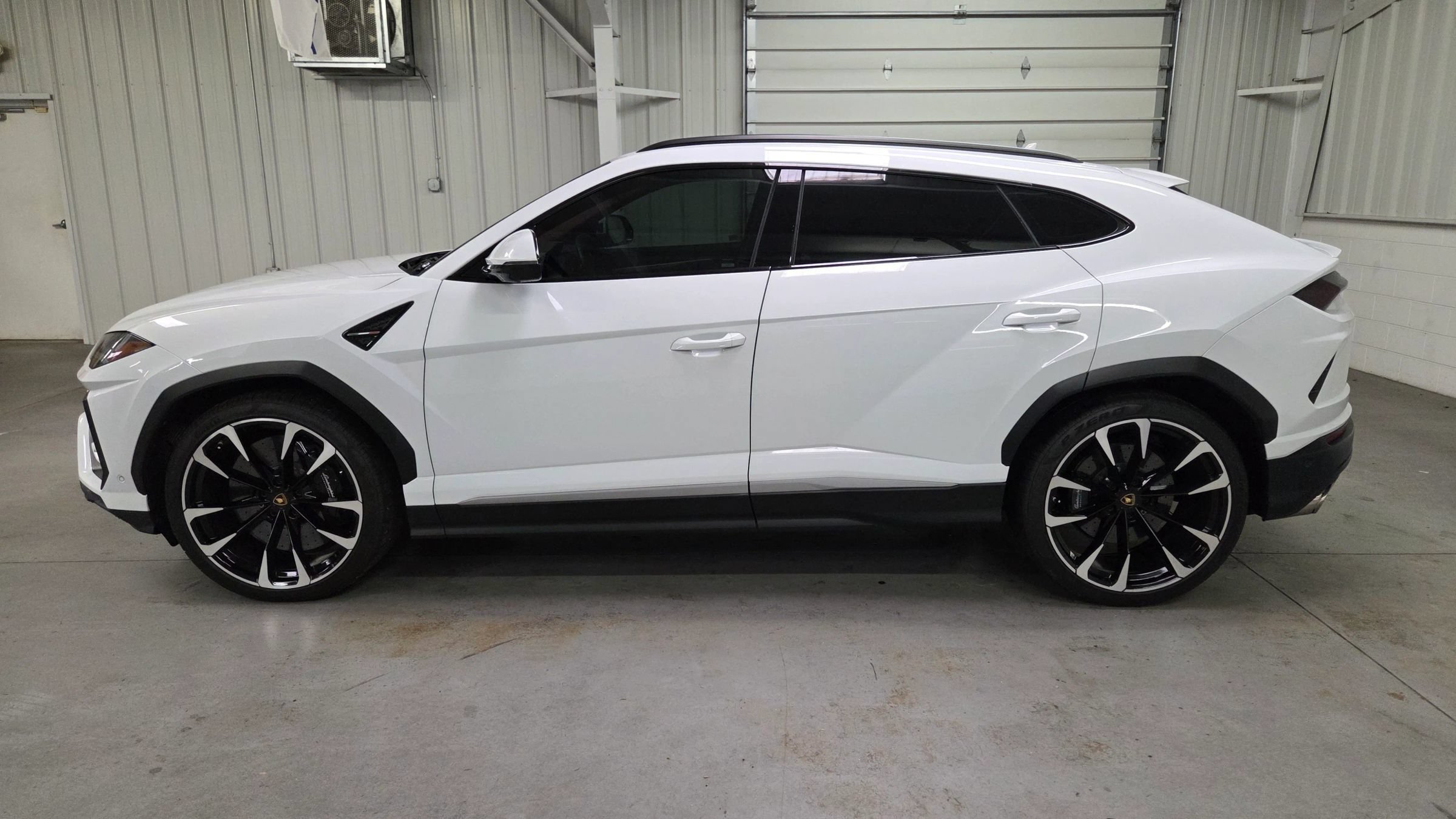 Used 2020 Lamborghini Urus AWD/4WD image 3