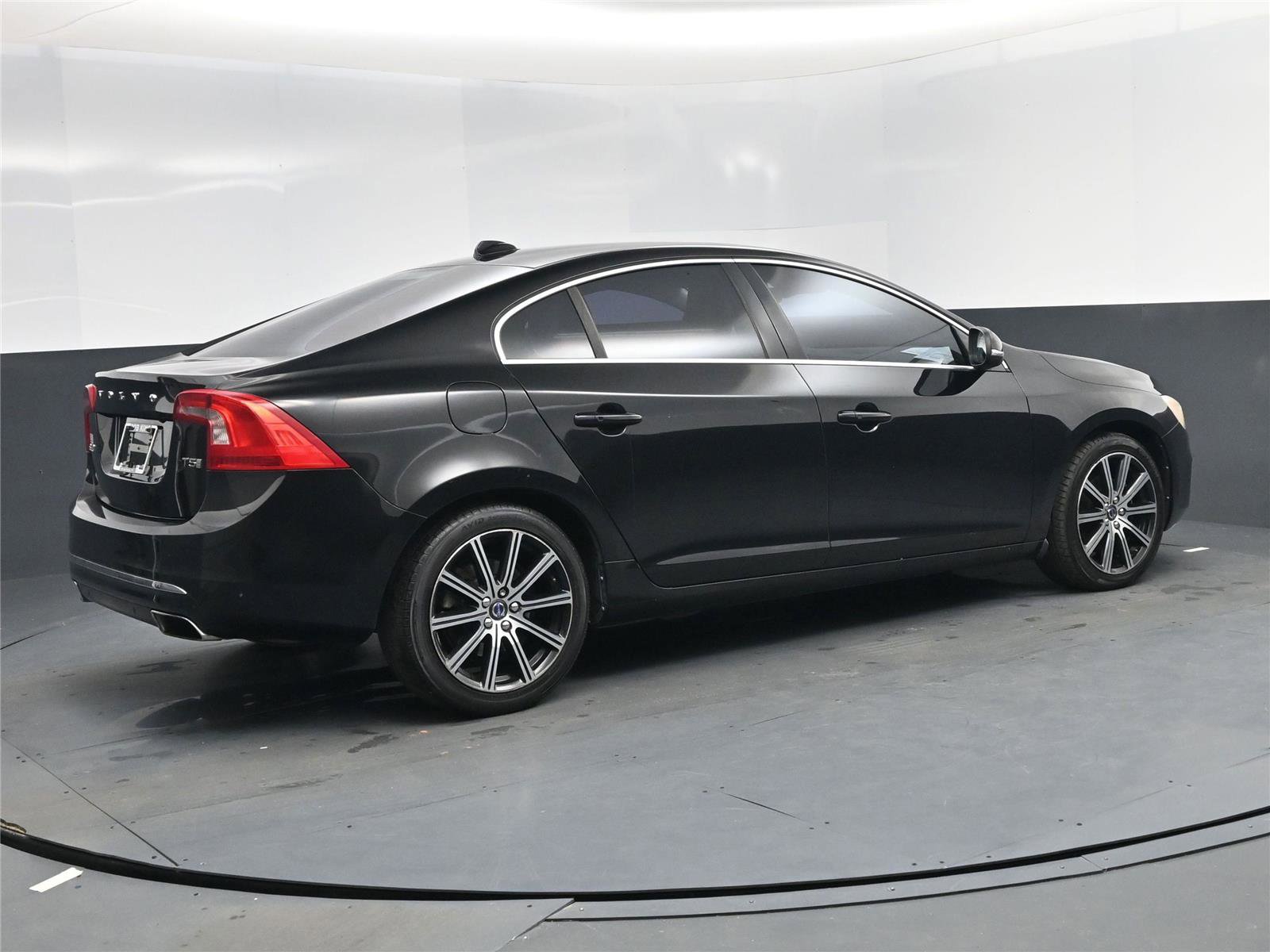 Used 2018 Volvo S60 T5 Inscription image 4