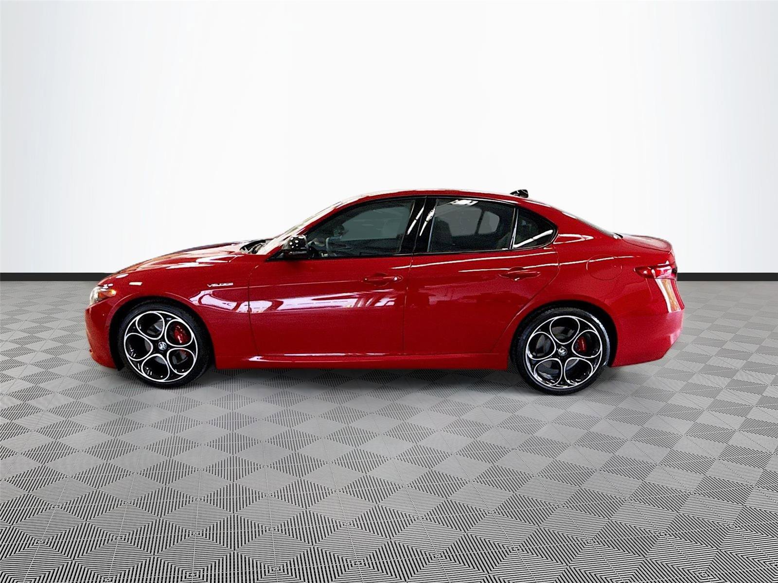 Used 2023 Alfa Romeo Giulia Veloce RWD image 4