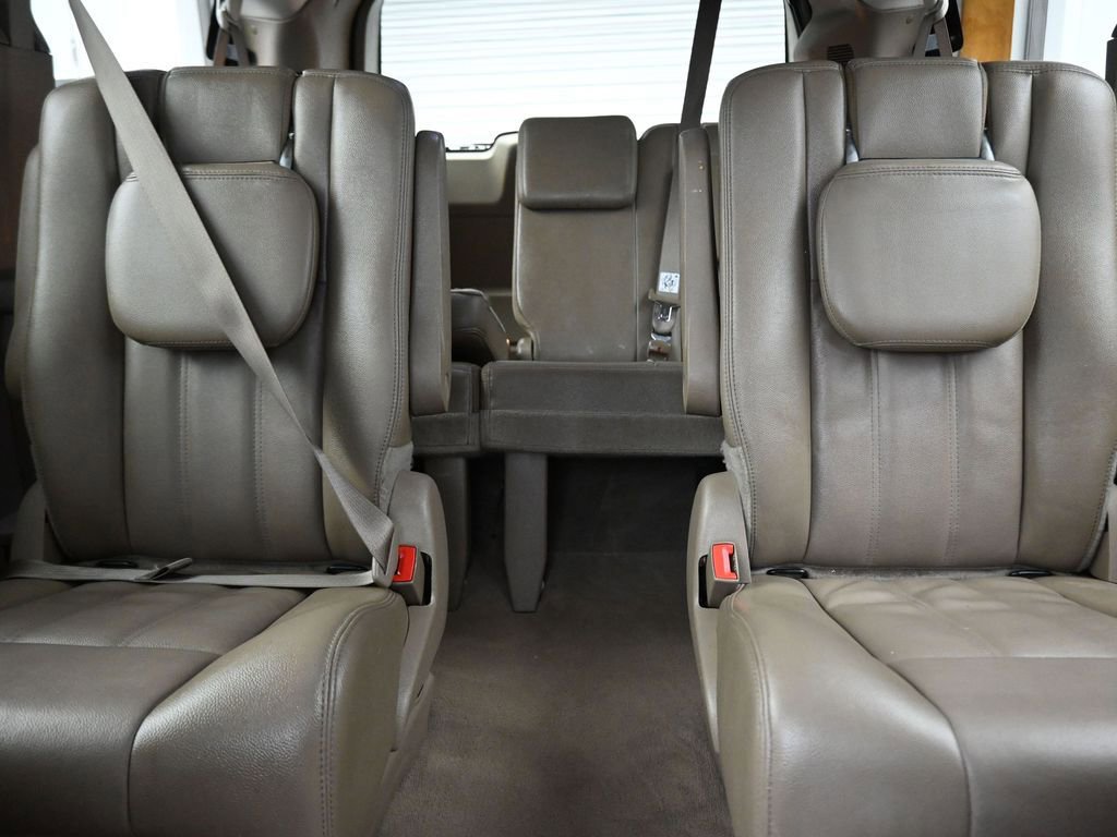 Used 2014 Chrysler Town & Country Touring image 25