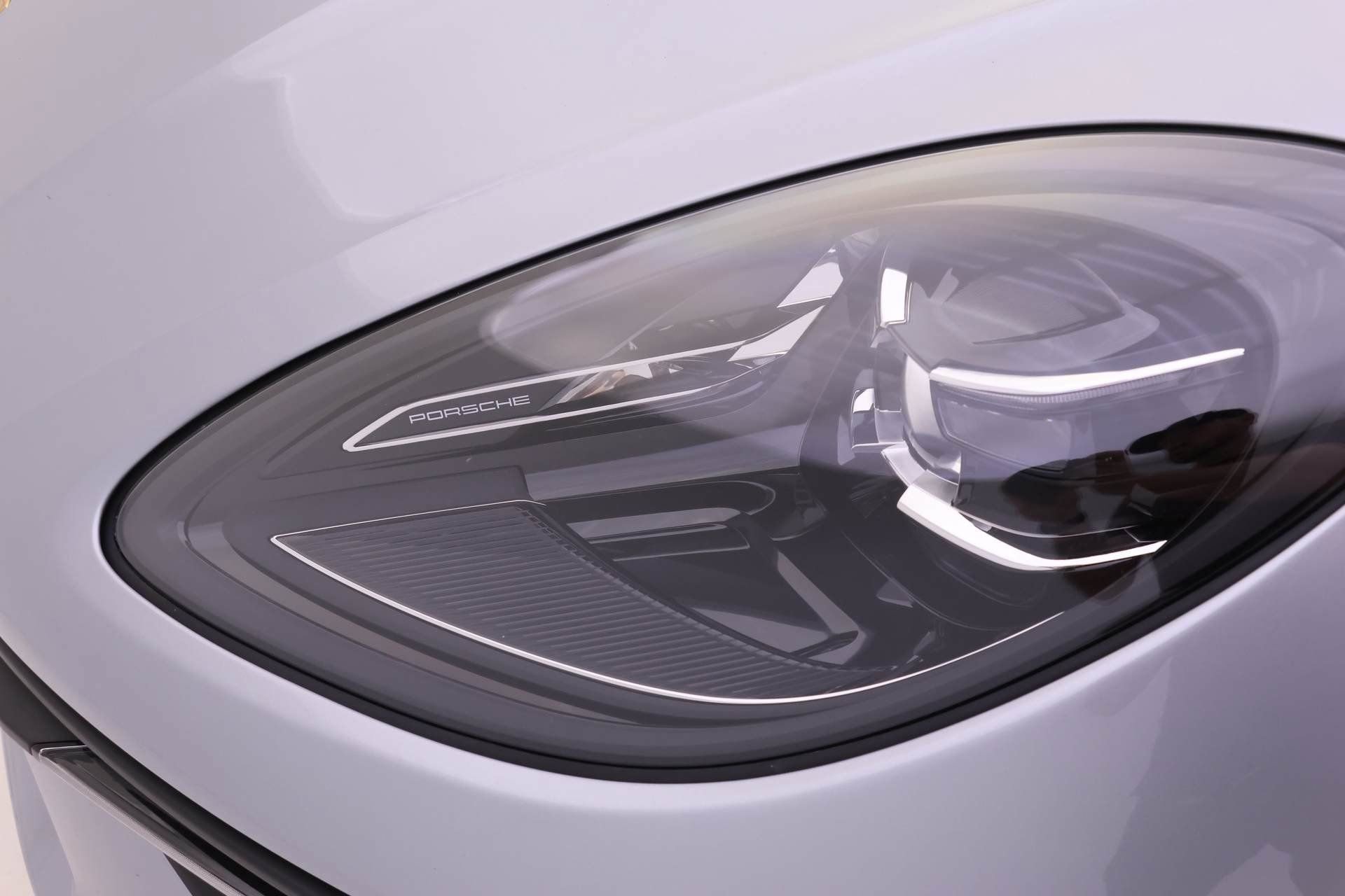 Certified 2024 Porsche Macan image 12