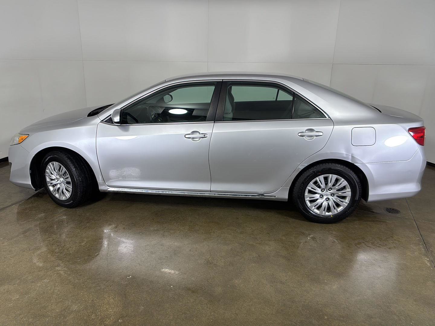 Used 2014 Toyota Camry LE FWD image 14
