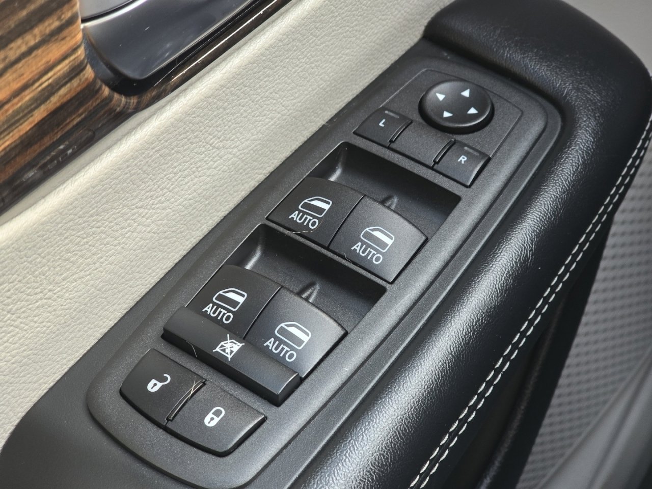 Used 2022 Chrysler Pacifica Limited w/ Uconnect Theater Family Group image 28