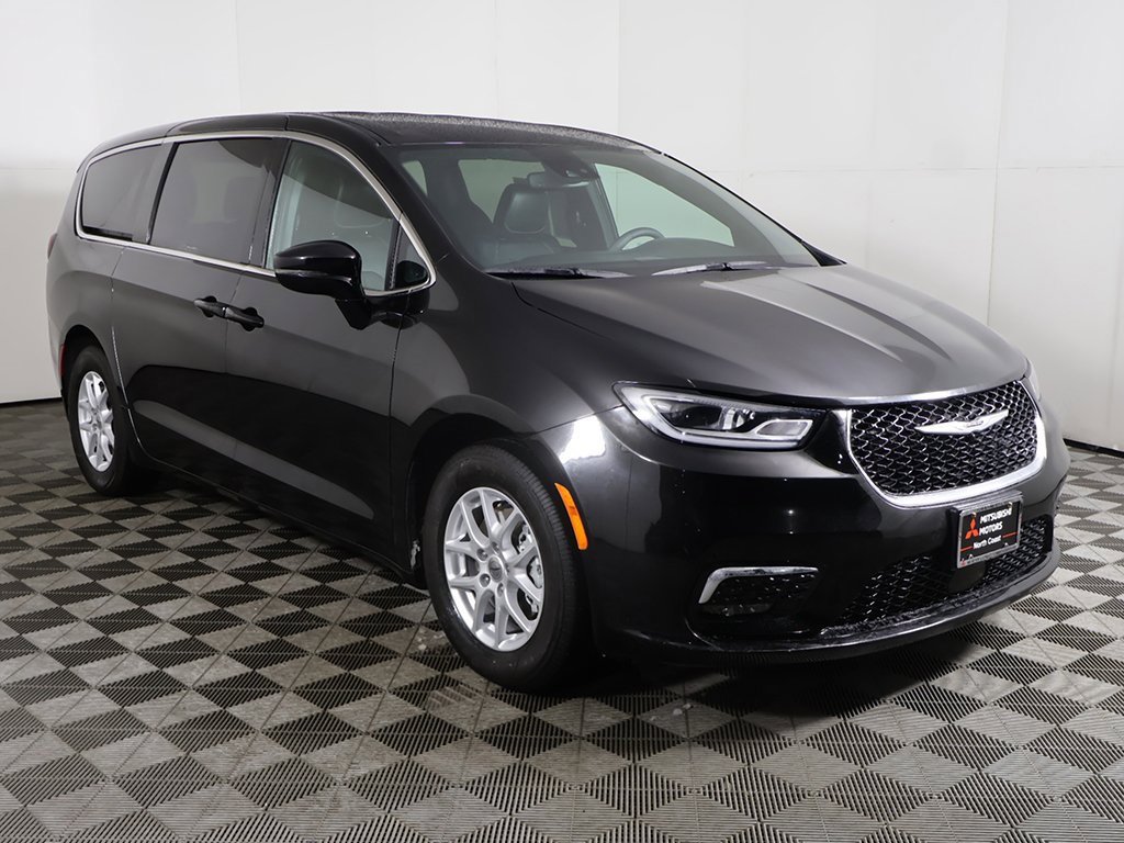 Used 2025 Chrysler Pacifica Select image 51