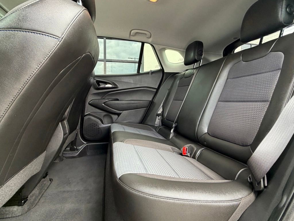 Used 2025 Chevrolet Trax LT w/ LT Convenience Package FWD image 22