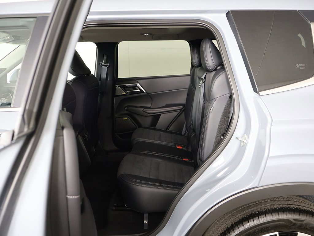 New 2025 Mitsubishi Outlander SE image 34